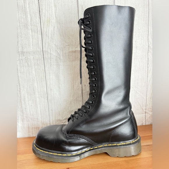 VINTAGE DR MARTENS 1942 20 Eye Tall Lace Up Black Leather Boots EU41 US L9 M8 - Picture 10 of 11